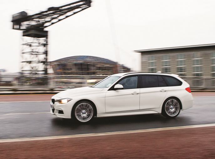The 320d Touring flashes past The Finnieston Crane, famous symbol of Glasgow’s shipbuilding heritage.