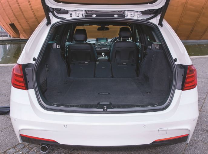 Folding down the rear seats expands the 320d Touring’s cargo capacity from 495 to 1,500 litres.